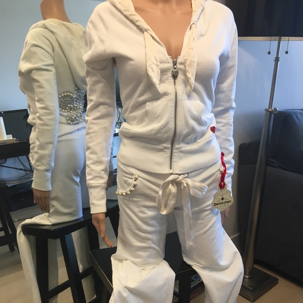 Twisted heart white sweat suit